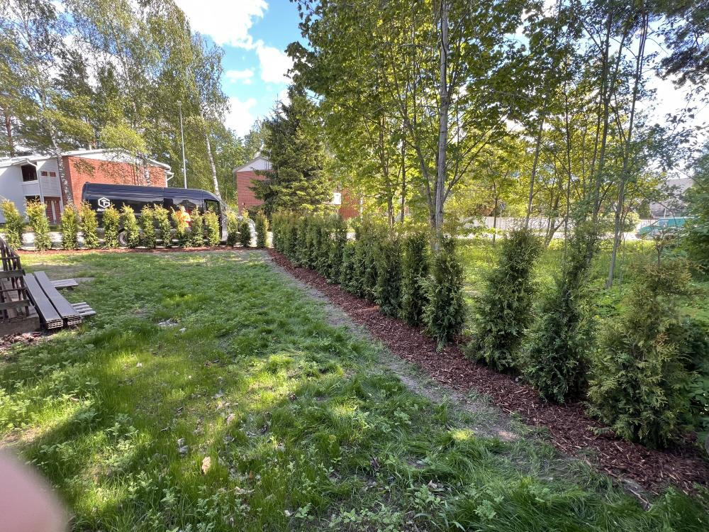Pihatyöt ja istutukset pääkaupunkiseudulla JMATechin toteuttama pihatyö ja istutus omakotitalokohteessa